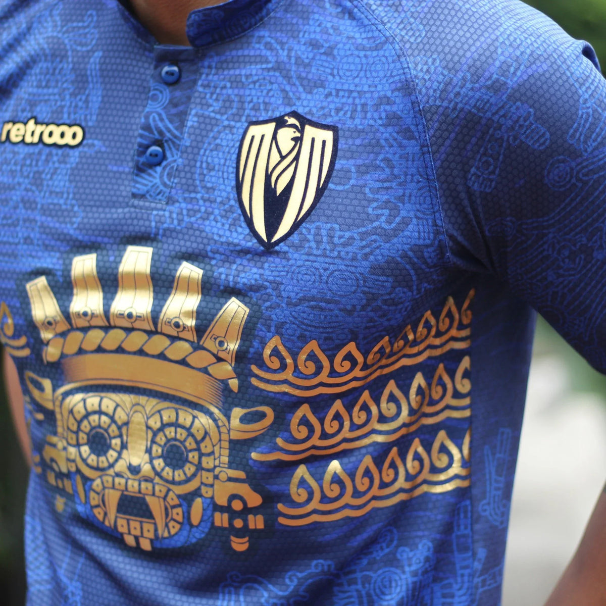 Jersey azul con Tláloc dorado · Colección Dioses Prehispánicos Retrooo