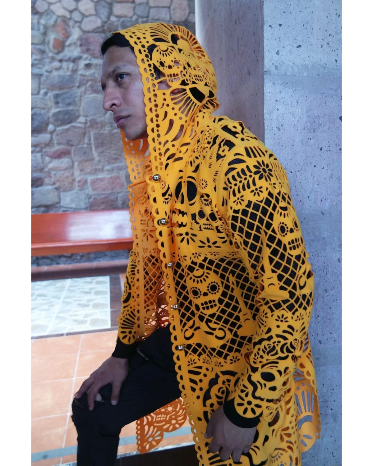Túnica Ofrenda Viva Mexclart color cempasúchil con calado de calaveras y papel picado · Colección Día de Muertos Retrooo