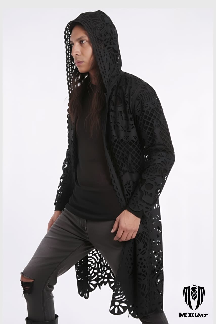 Detalle calados negros túnica eternidad ceremonial
Túnica negra arte textil acabados premium México