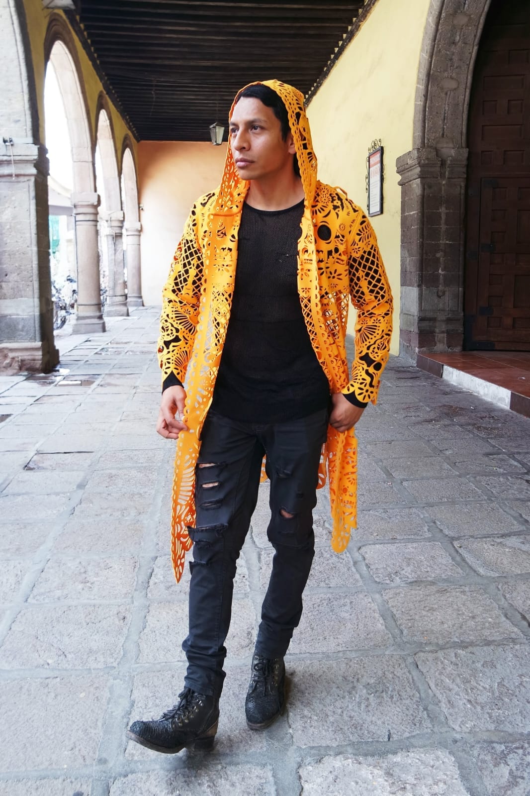 Detalle calados láser túnica naranja papel picado mexicano

Modelo mexicano vista lateral arte textil Día de Muertos

Werable art Día de Muertos Ofrenda color Cempasúchil