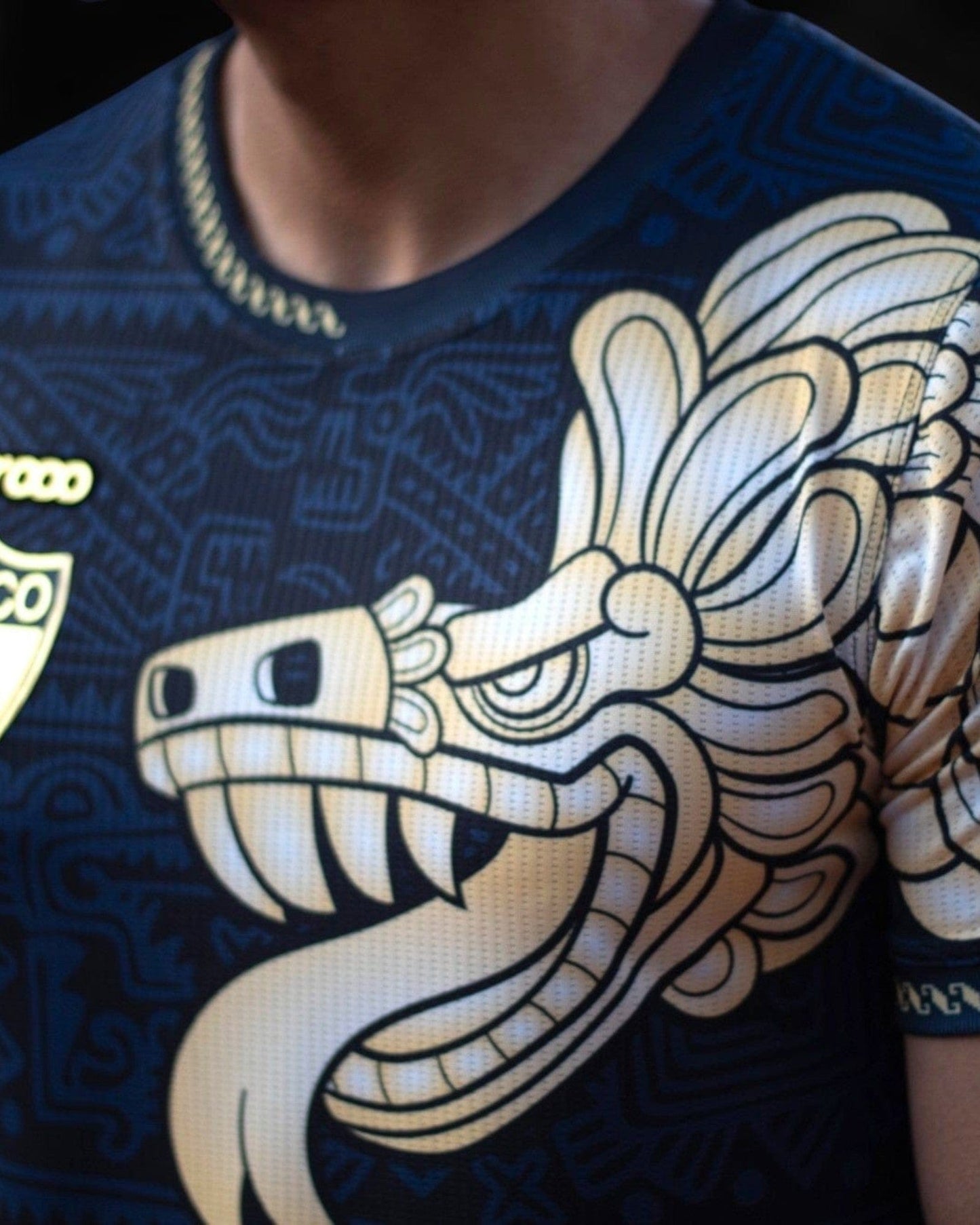 Retroooclothes Jersey Jersey Quetzalcóatl Obsidiana - Edición Dorada | Serpiente Emplumada Suprema