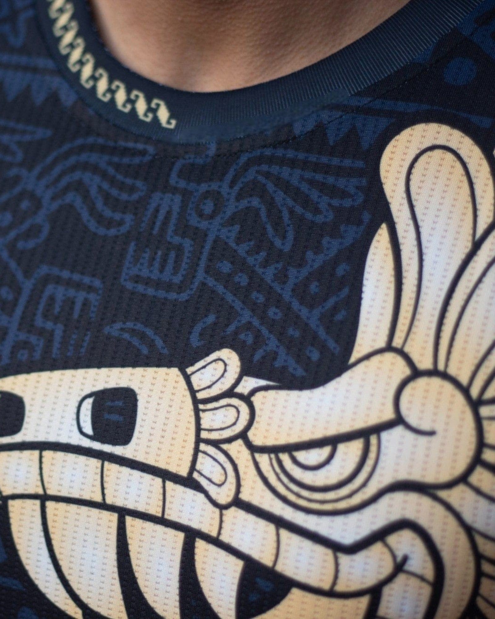 Retroooclothes Jersey Jersey Quetzalcóatl Obsidiana - Edición Dorada | Serpiente Emplumada Suprema