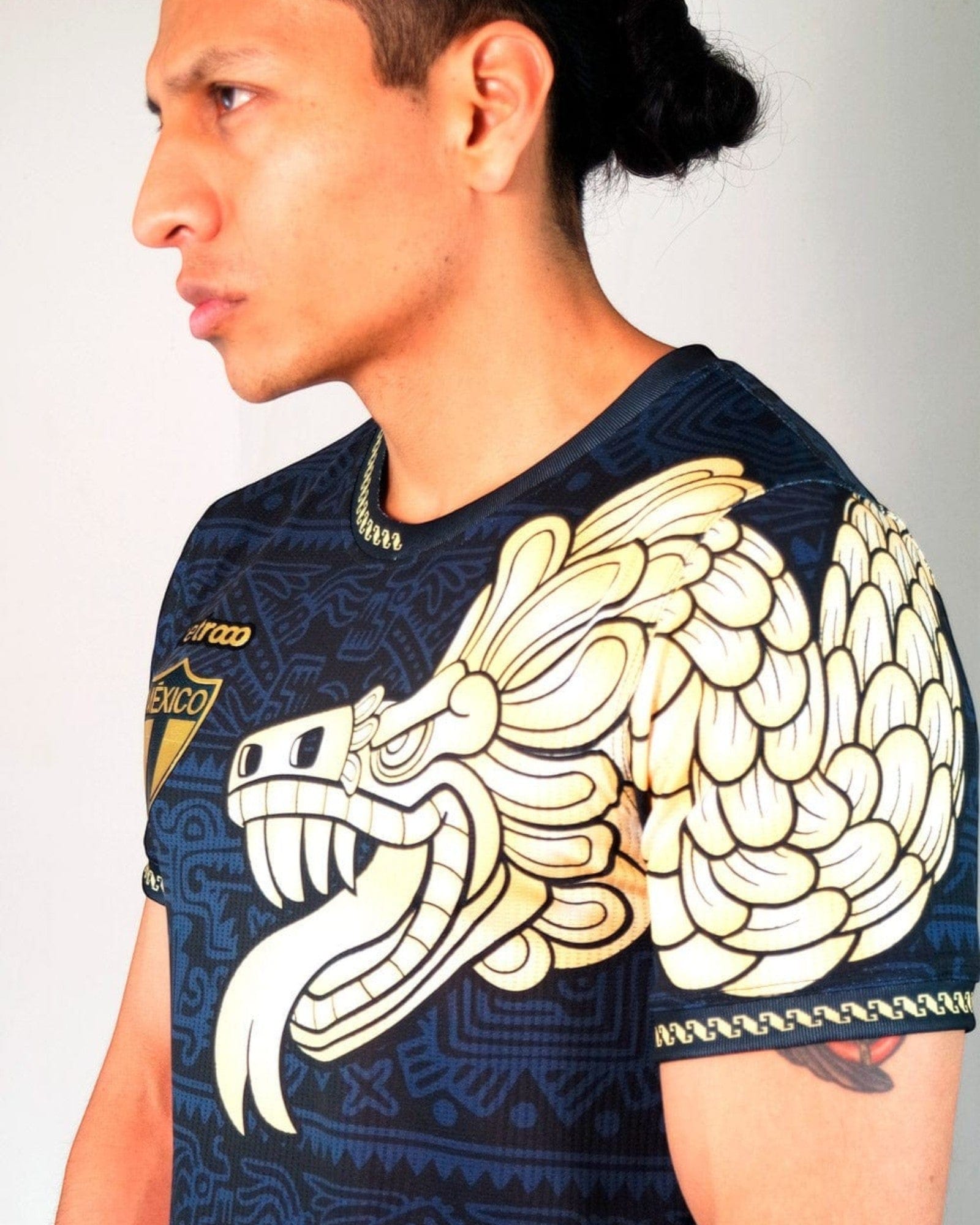 Retroooclothes Jersey Jersey Quetzalcóatl Obsidiana - Edición Dorada | Serpiente Emplumada Suprema